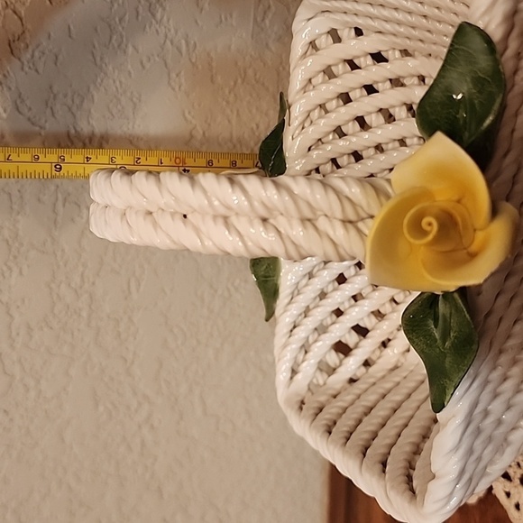VINTAGE CAPODIMONTE BASKET WOVEN PORCELAIN w/ YELLOW FLOWERS Made in ITALY - Picture 13 of 13